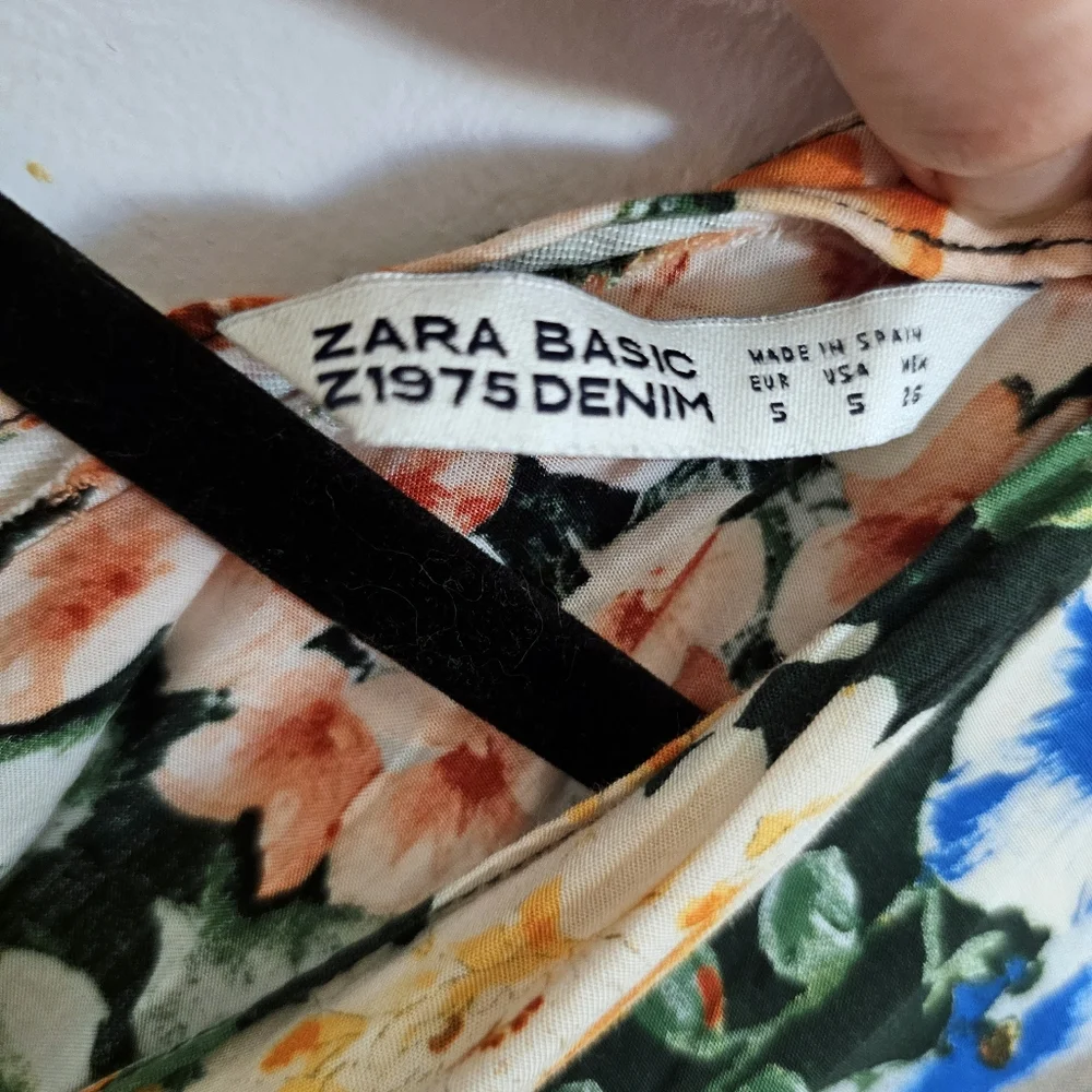 Zara | Floral V-Neck Wrap Top - Picture 4 of 8